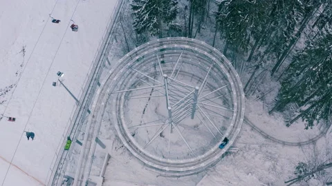 Rodelbahn in the winter forest in the mountains. circle rodelbahn 库存影片 147204481