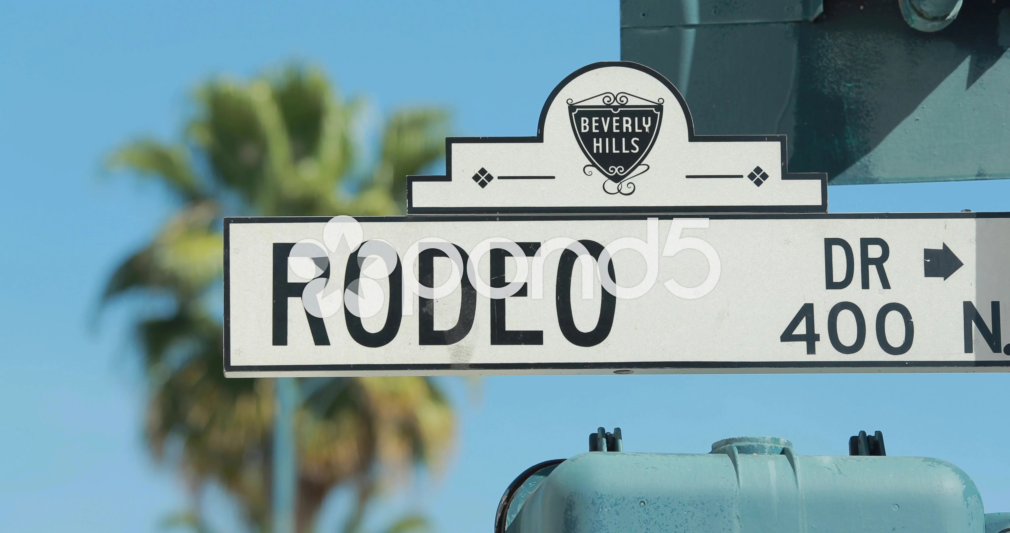 Rodeo Drive shopping area street sign in, Stock Video