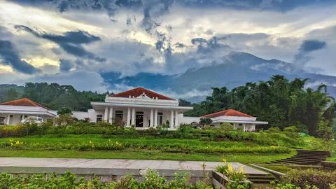 Roemah Kolonial Kaliandra with Mount Ringgit Background Pasuruan 20260118 스톡 사진