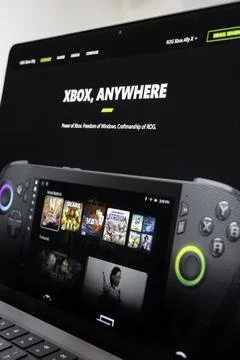 ROG Ally handheld gaming console displaying Xbox Game Pass library on a lapto Fotos de archivo