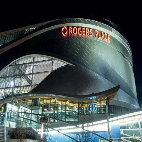 Rogers Place in Edmonton, Alberta. Hyperlapse at Night 库存影片 69460678