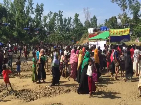 Rohingya refugee new arrival waiting for food aid at Cox's Bazar, Bangladesh Stock Footage 84724061