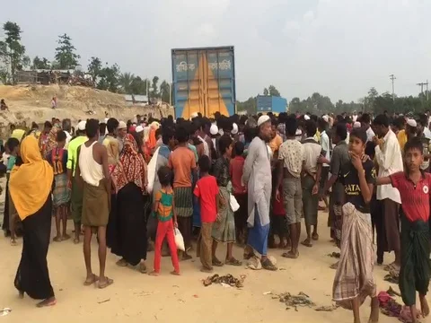 Rohingya refugee new arrival waiting for food aid at Cox's Bazar, Bangladesh Stock Footage 84724085