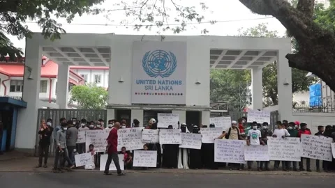 Rohingya refugees protest at UN office in Sri Lanka over humanitarian crisis, Sr Video stock 303822071