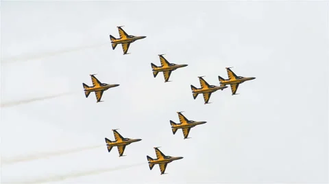 The ROKAF Black Eagles during the Aerobatic Flying Displays at Singapore Airshow Vidéo 67168894