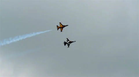 The ROKAF Black Eagles during the Aerobatic Flying Displays at Singapore Airshow Vídeo Stock 67170457