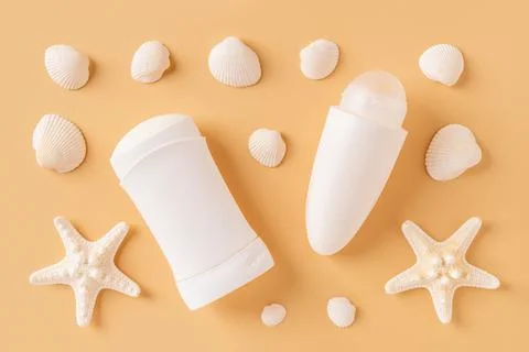 Roll on antiperspirant, solid deodorant, sea stars and shells flat lay. 스톡 사진