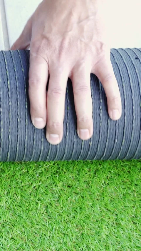 Roll of artificial grass and installing Vídeos de archivo 335241000