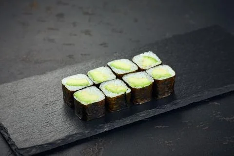 Roll with avocado on dark background. Sushi menu. Japanese food. Foto stock