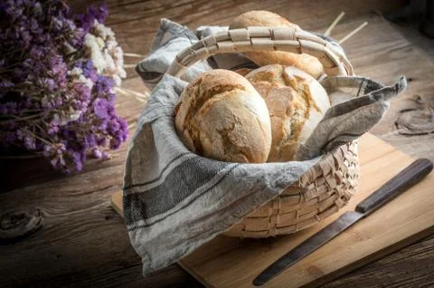 Roll breads in basket on table. Foto stock