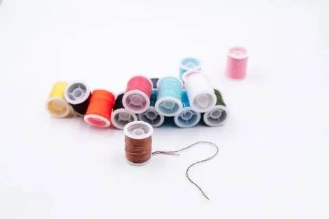 The roll of brown thread put in front of colorful thread,show texture and det 스톡 사진