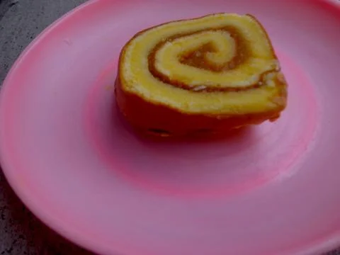 Roll cake served on a plastic plate Stock-Fotos