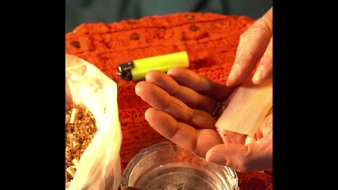 Roll a cigar Stock Footage 327324902