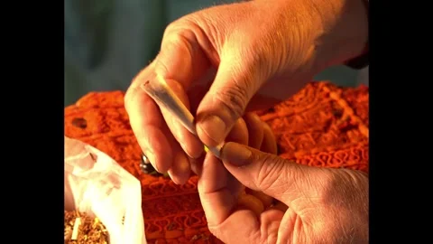 Roll a cigar Stock Footage 327324964