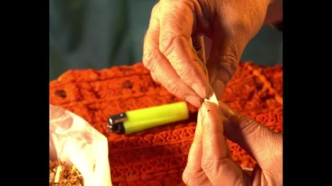 Roll a cigar Stock Footage 327324985
