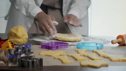 Roll the dough onto cookies Stock Footage 158347177