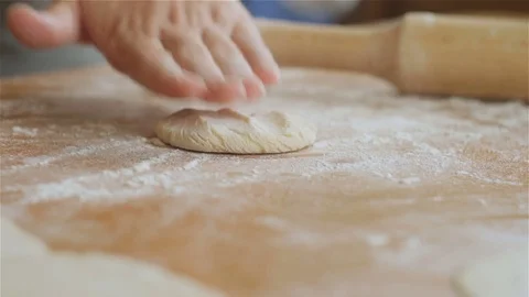 Roll out the dough and prepare the pasties cheburek . The sequence of shots Vídeo Stock 75391138