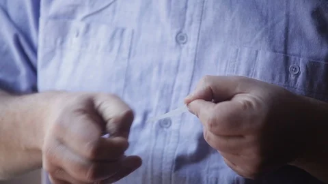 Rolled Cigarette, Male hands preparing the cigarette Stock-Footage 100926153