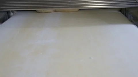 Rolled the dough on the machine Video stock 81285155