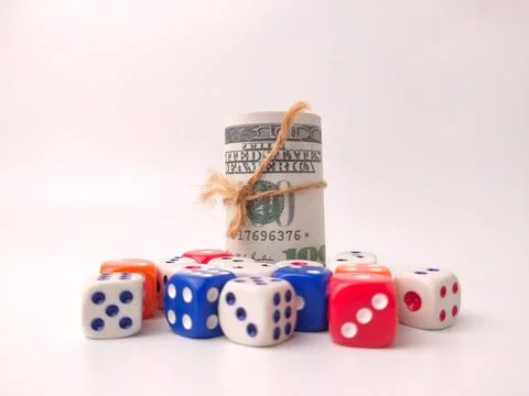 A rolled stack of United States dollar bills secured with twine sits next t.. 库存照片