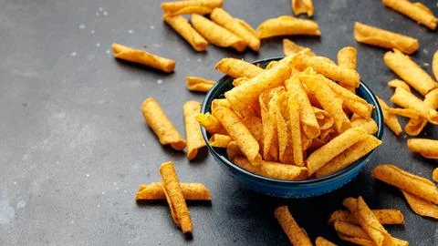 Rolled Tortilla Corn Chips in Blue Bowl on dark background Fotos de archivo