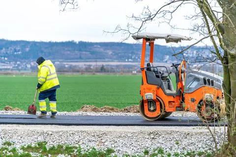Roller for asphalt compaction during the construction of a new road and traffic Stock-Fotos