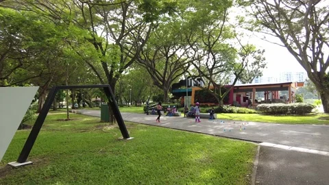 Roller Blade Public class 4K Singapore outdoor park reservoir children weekend Vídeos de archivo 167299682