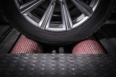 Roller Brake Tester in Action. Testing Vehicle Braking System. Car Inspection Foto stock