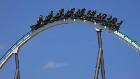 Roller Coaster Going Over Loop Foto stock