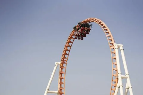  Roller coaster at the peak of a loop against a clear blue sky. bola02885 ... Foto stock