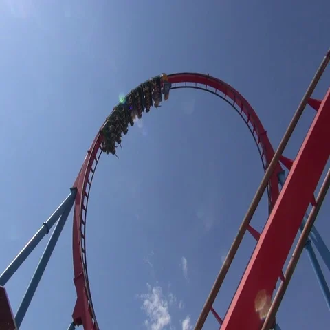 Roller coaster ride big loop on an amusement park Vídeos de archivo 69733673