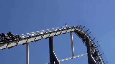Roller coaster ride climbing on an amusement park Vídeos de archivo 69734186