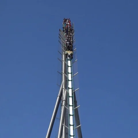 Roller coaster ride huge dive on an amusement park Vídeos de archivo 69733765