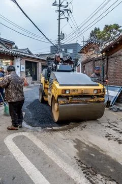Roller compactor repairing a section of Bukchon-ro 11-gil avenue Stock-Fotos