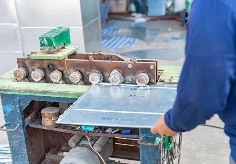 Roller machine folding edge of metal sheet. Foto stock