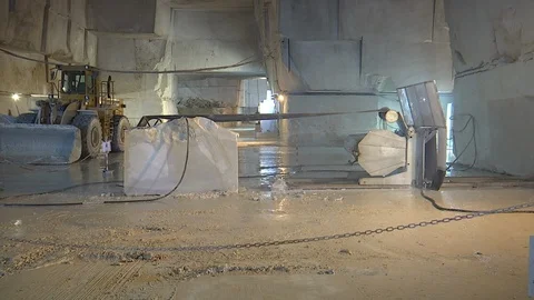 Roller saw cutting large blocks of marble in carrara 스톡 동영상 128918057