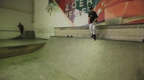 Roller skater move down from springboard, slip on fence, fall in skatepark Stock Footage 62903495