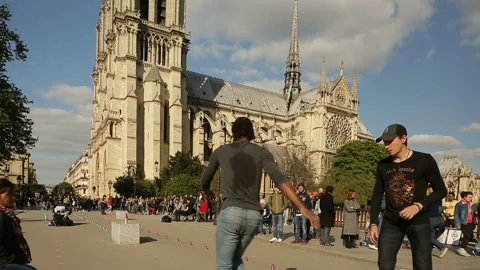 Roller skaters (roller blader) practice in the streets of Paris Stock Footage 133766300