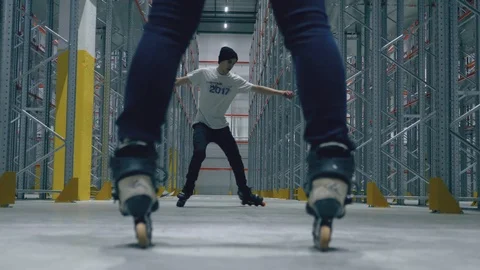 Roller skating guy spinning. view between the legs Video stock 104361823