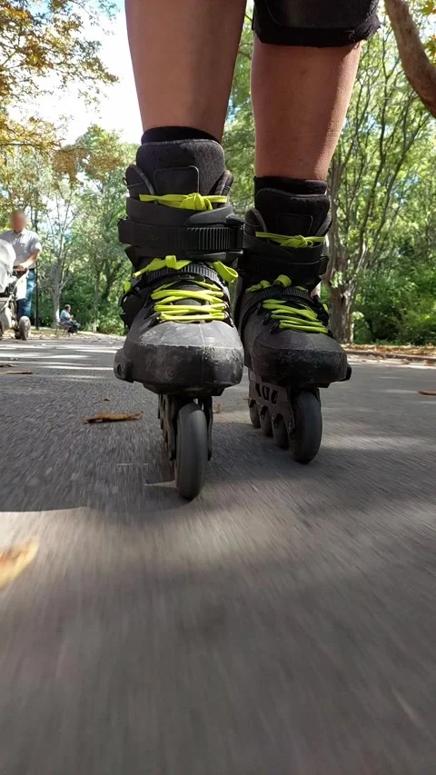Roller skating pov asphalt park 4k vertical raw sound Vídeos de archivo 345259481