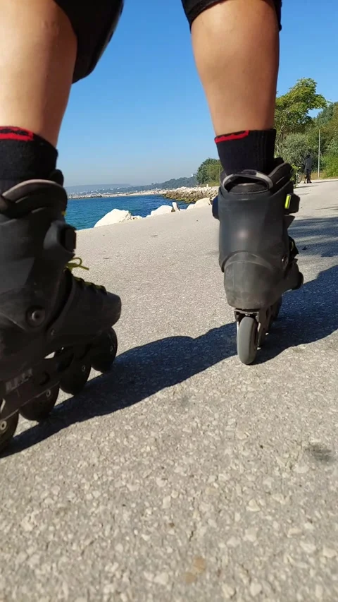 Roller skating pov asphalt seaside 4k vertical 007 1 Vídeos de archivo 344762717