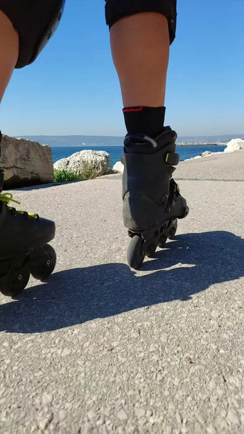 Roller skating pov asphalt seaside 4k vertical 007 2 Vídeos de archivo 344762734
