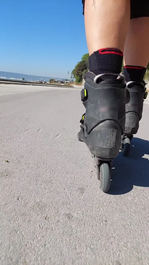 Roller skating pov asphalt seaside 4k vertical 008 1 Vídeos de archivo 344883953