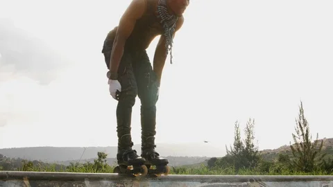 Rollerblader boy getting ready to jump from the ramp Vidéo 110812151