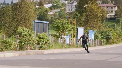 Rollerblader entertaining people in the road doing different tricks Stock Footage 113120170