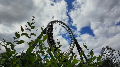 Rollercoaster going through a loop-the-loop in the Efteling amusement park in Video stock 337745628