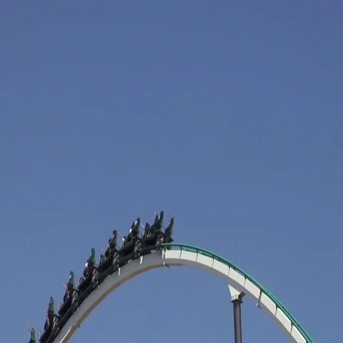 Rollercoaster ride on an amusement park Vídeos de archivo 69733717