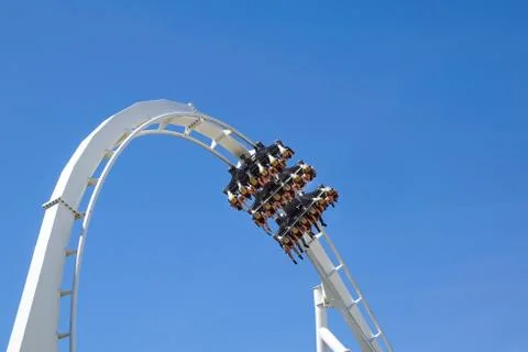 Rollercoaster Ride and loop against blue sky Foto stock
