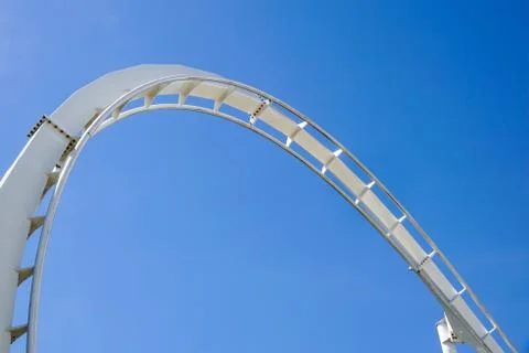 Rollercoaster Ride and loop against blue sky Foto stock