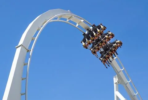 Rollercoaster Ride and loop against blue sky Foto stock